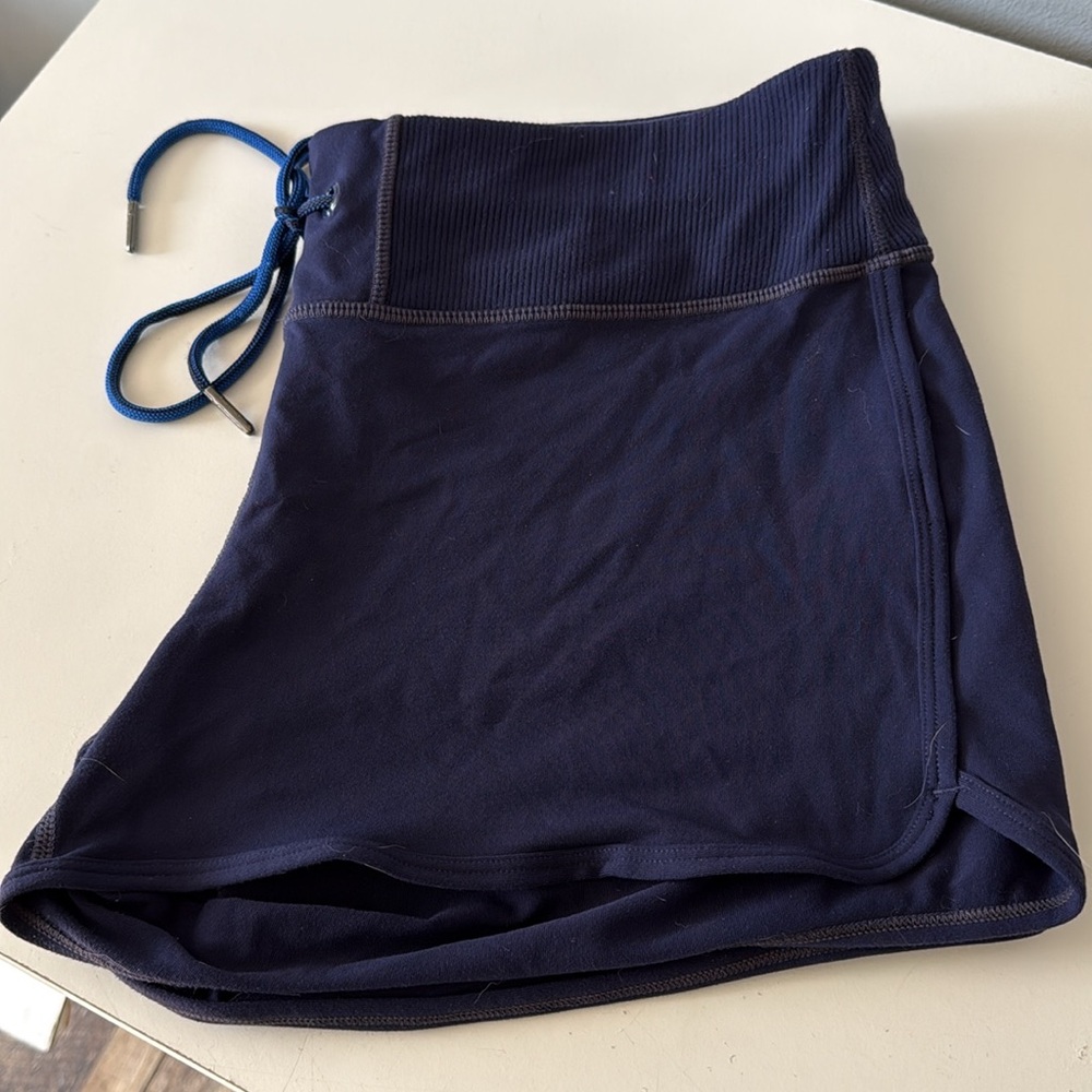 Athleta shorts size L. Navy color.